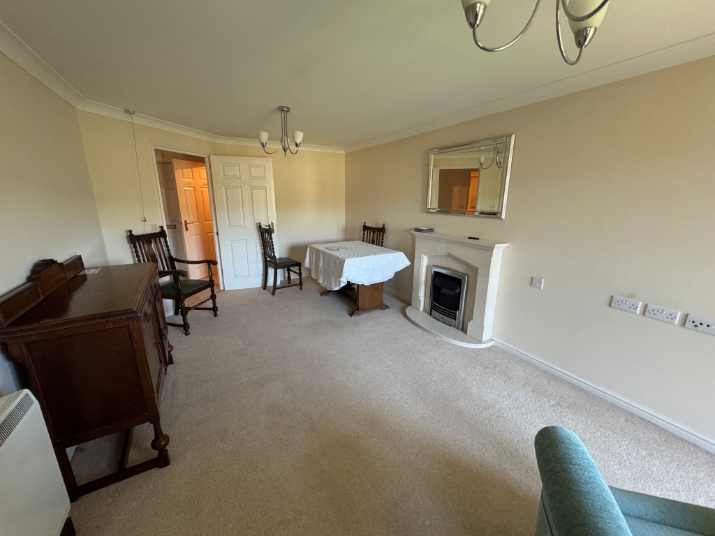 Lot: 212 - SECOND FLOOR AGE RESTRICTED FLAT - Living-dining room